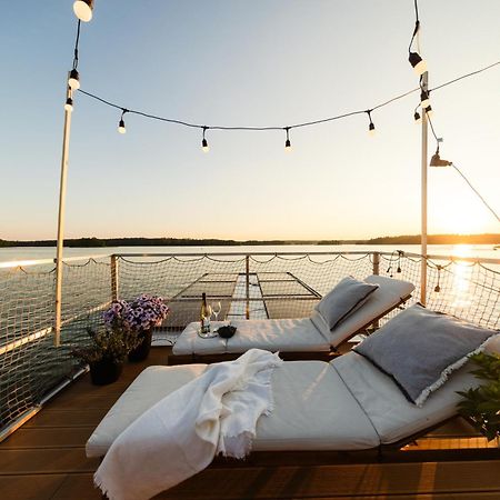 Domek Na Wodzie - Houseboat -Sauna, Taras Na Dachu, Dwie Sypialnie Mikołajki المظهر الخارجي الصورة