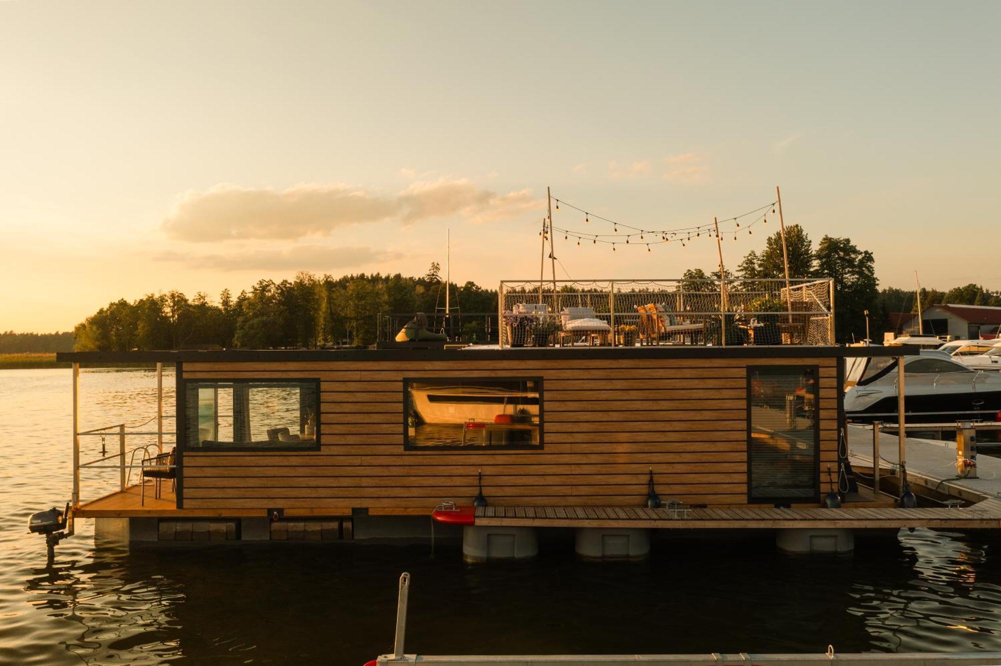 Domek Na Wodzie - Houseboat -Sauna, Taras Na Dachu, Dwie Sypialnie Mikołajki المظهر الخارجي الصورة