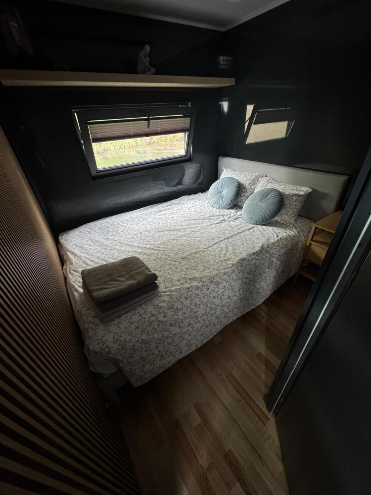Domek Na Wodzie - Houseboat -Sauna, Taras Na Dachu, Dwie Sypialnie Mikołajki المظهر الخارجي الصورة