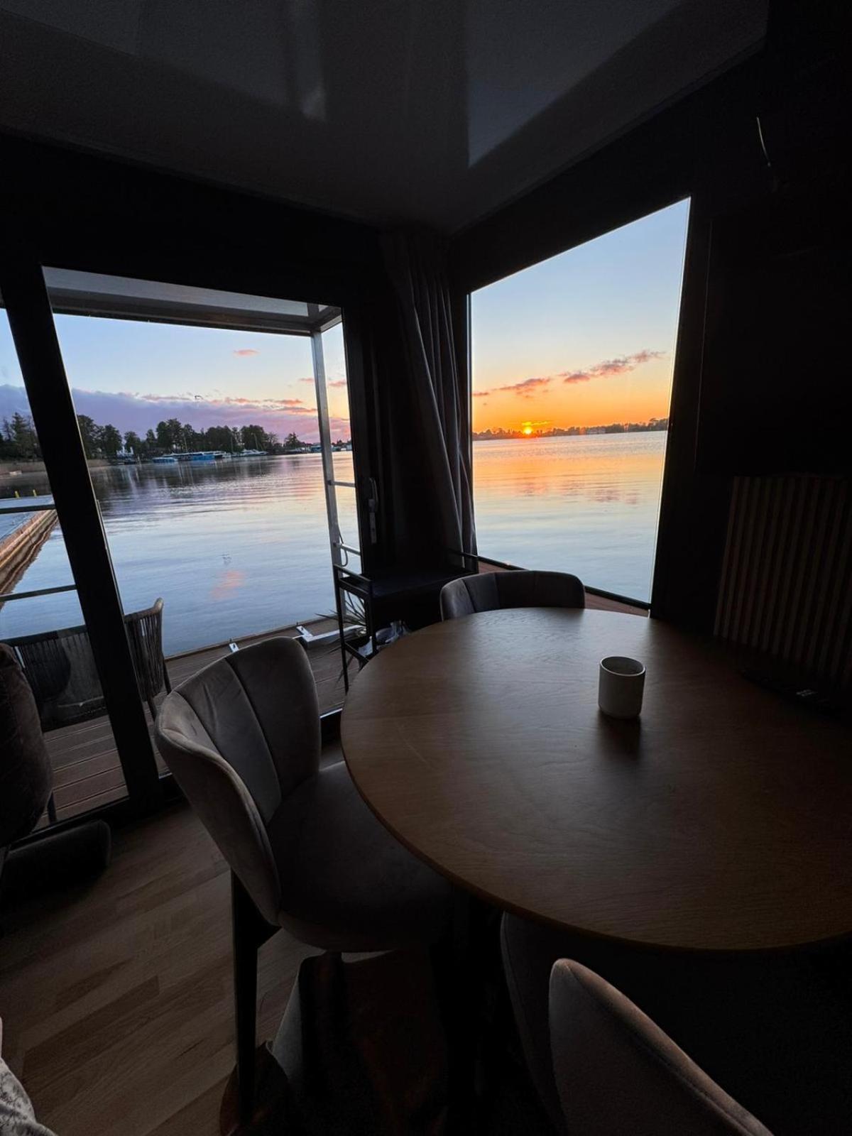 Domek Na Wodzie - Houseboat -Sauna, Taras Na Dachu, Dwie Sypialnie Mikołajki المظهر الخارجي الصورة