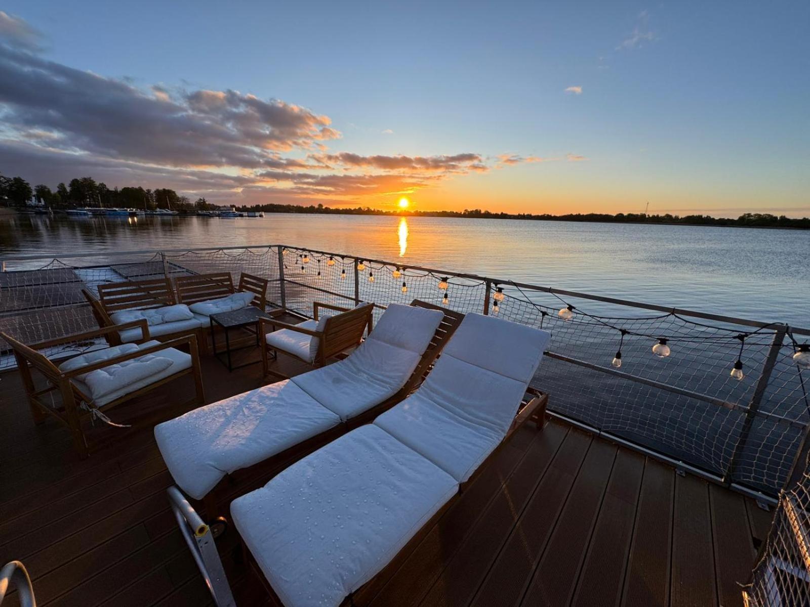Domek Na Wodzie - Houseboat -Sauna, Taras Na Dachu, Dwie Sypialnie Mikołajki المظهر الخارجي الصورة