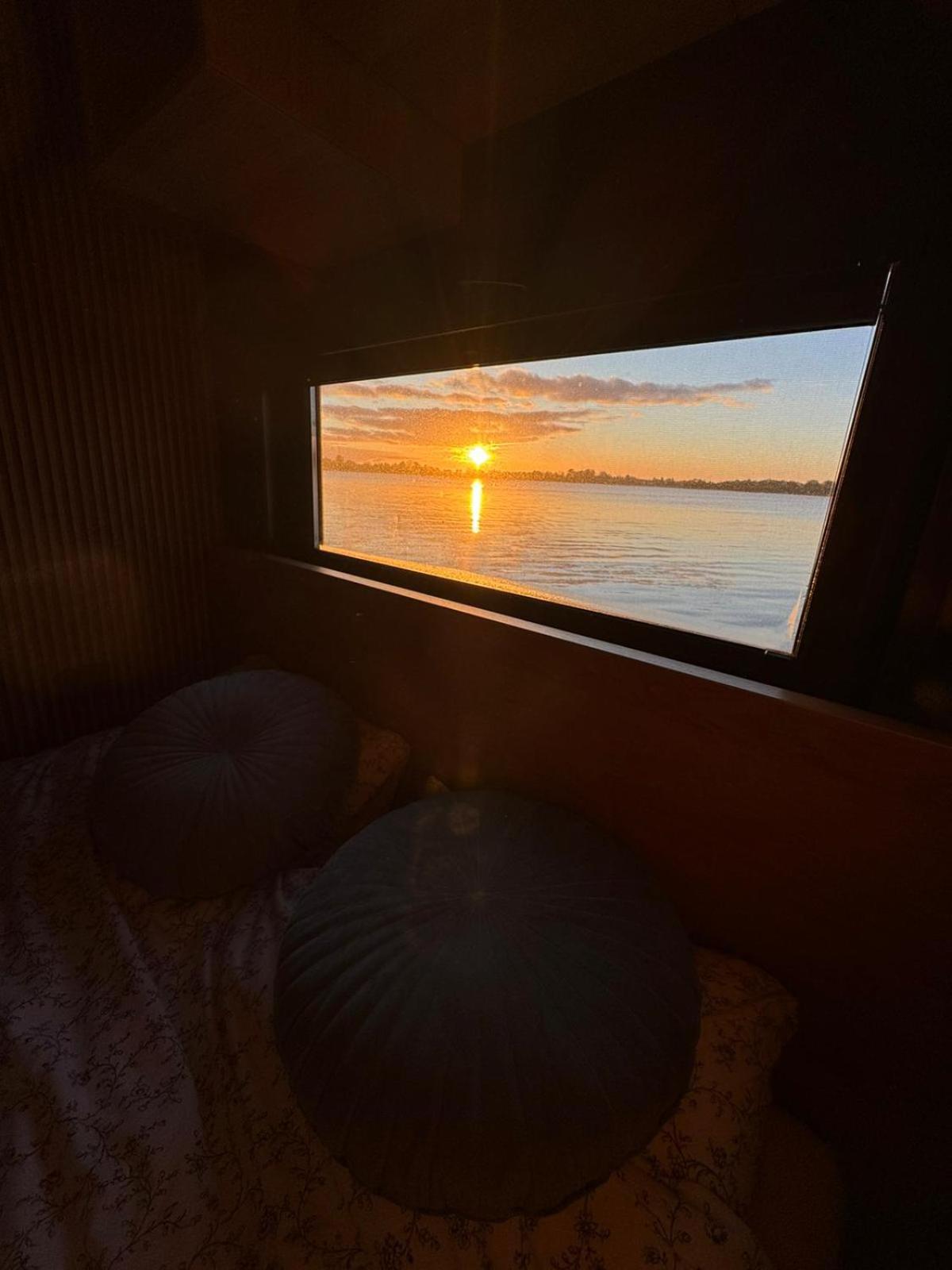 Domek Na Wodzie - Houseboat -Sauna, Taras Na Dachu, Dwie Sypialnie Mikołajki المظهر الخارجي الصورة