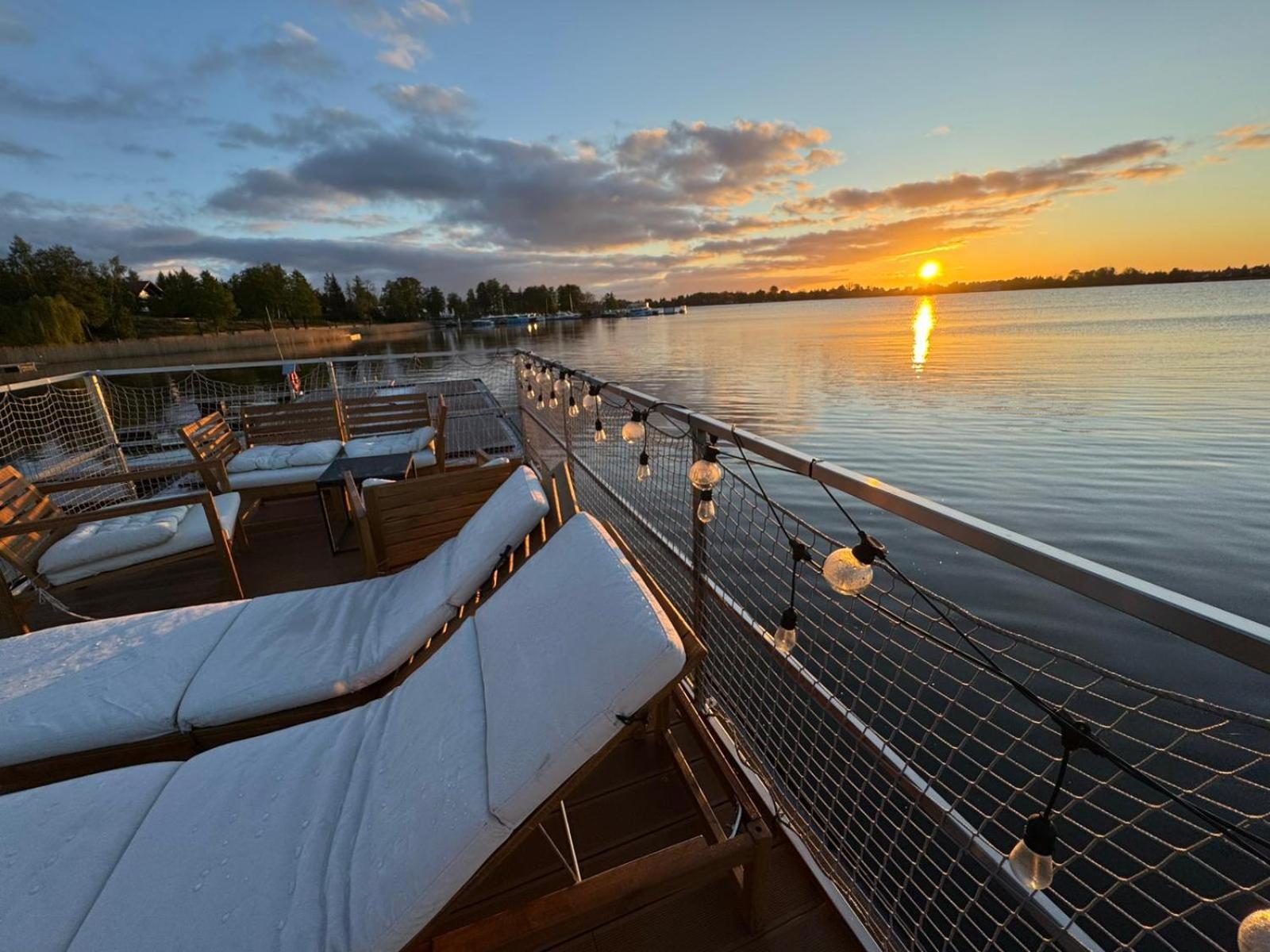 Domek Na Wodzie - Houseboat -Sauna, Taras Na Dachu, Dwie Sypialnie Mikołajki المظهر الخارجي الصورة