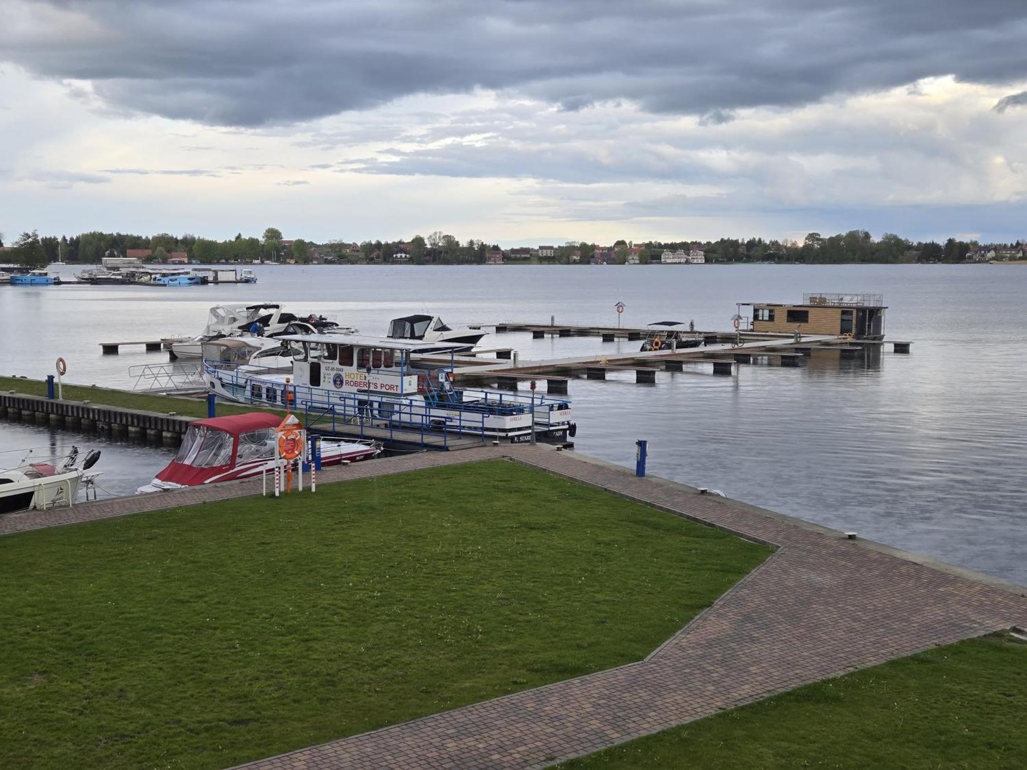 Domek Na Wodzie - Houseboat -Sauna, Taras Na Dachu, Dwie Sypialnie Mikołajki المظهر الخارجي الصورة